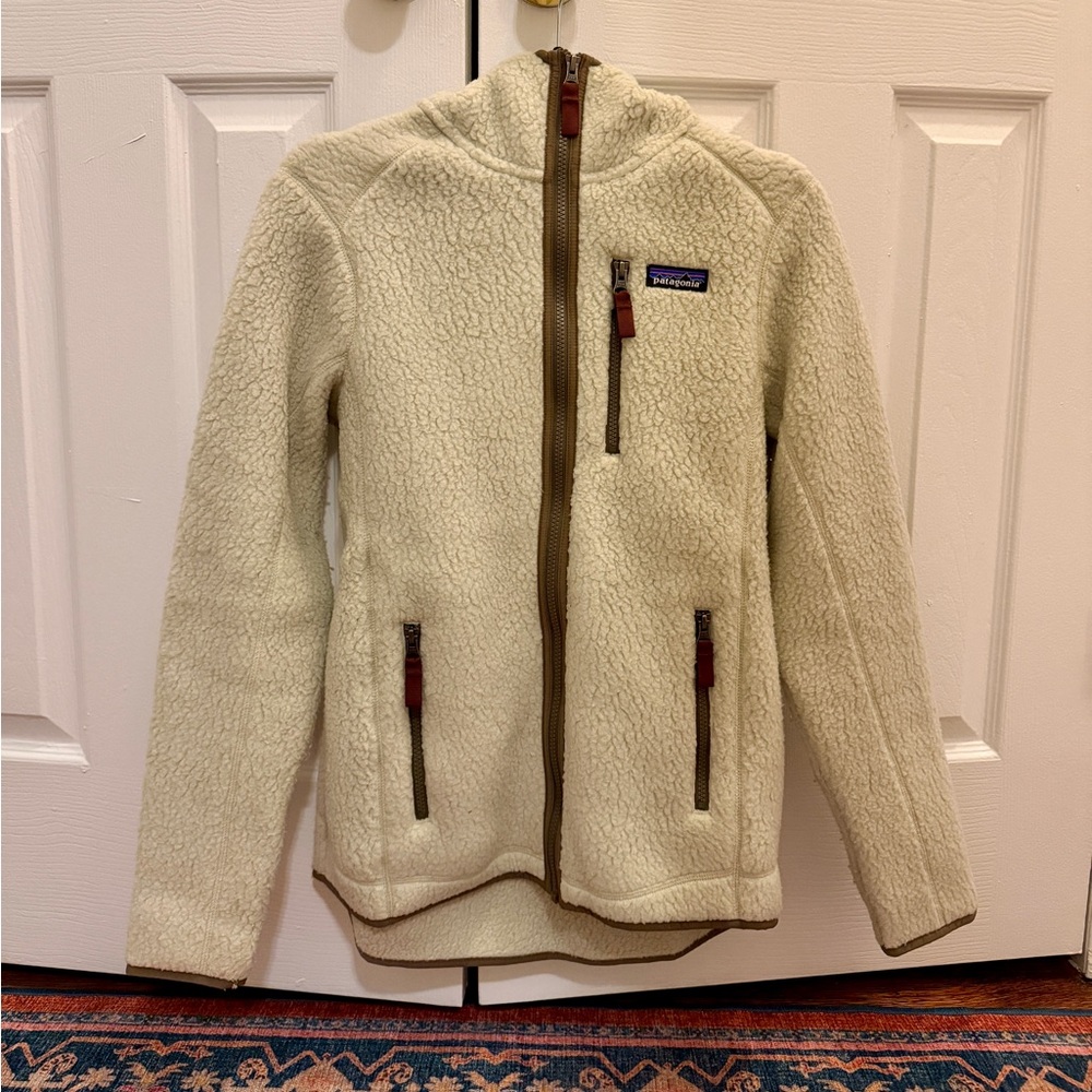 NWOT - Patagonia Women’s Cream Fleece Hoodie Jacket in Size Medium